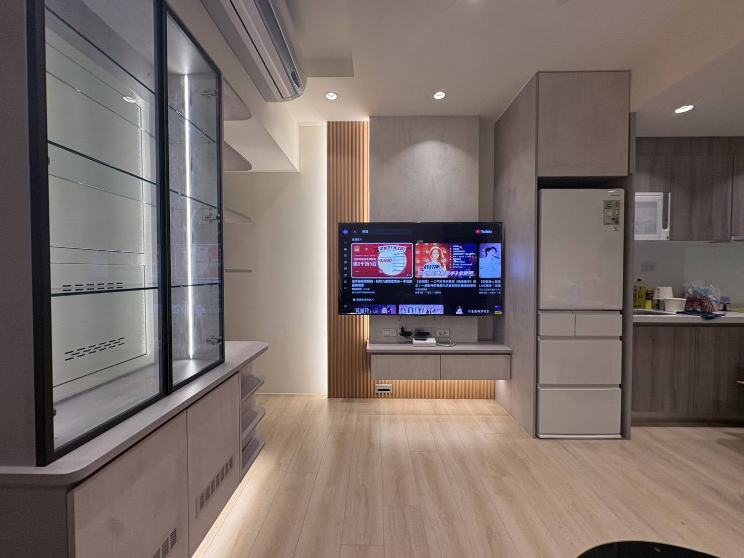 客廳系統電視櫃與展示櫃整合