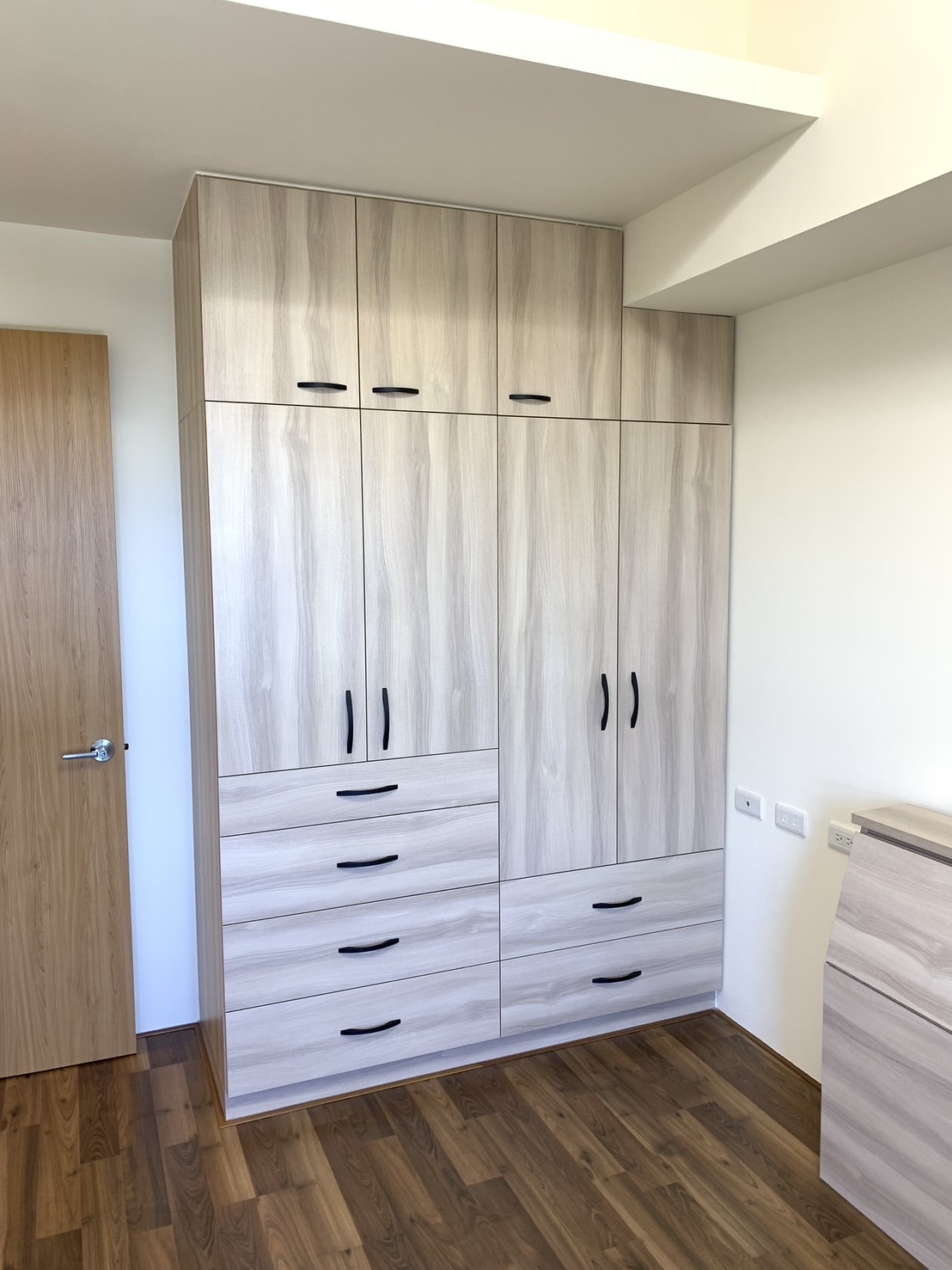 臥室頂天立地系統衣櫃